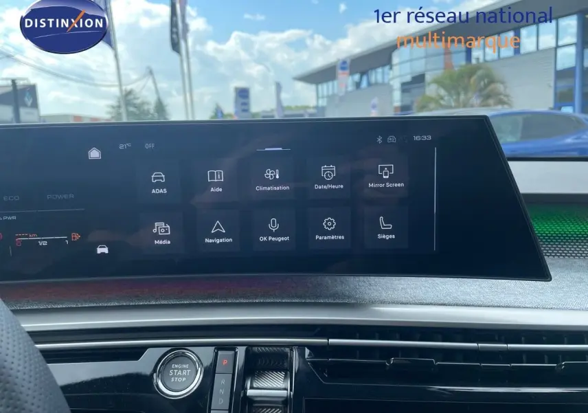 Vue intérieure du tableau de bord du Peugeot 5008 Hybrid noir perle métal, avec écran tactile central et bouton start/stop.