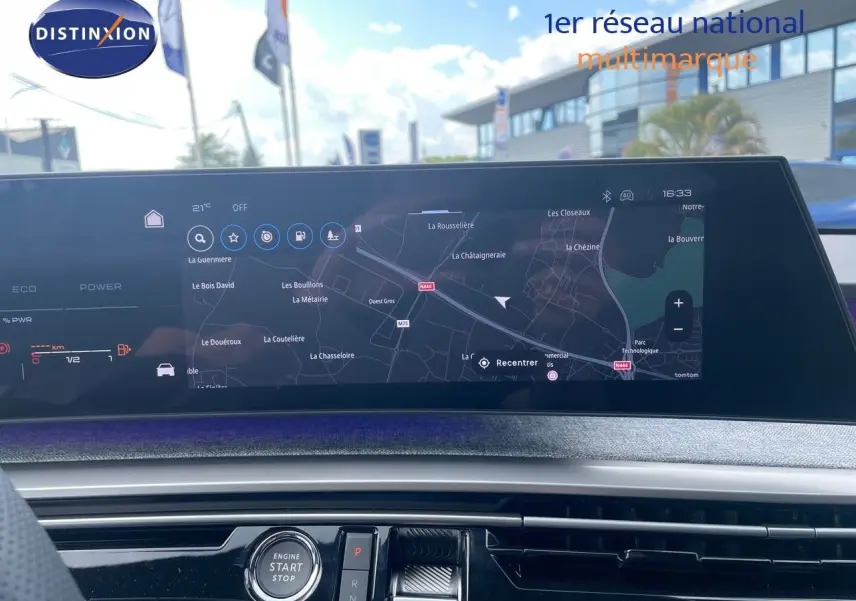 Vue intérieure du tableau de bord du Peugeot 5008 Hybrid 2025 avec écran tactile affichant la navigation GPS.