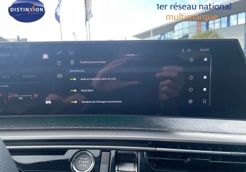 Tableau de bord du Peugeot 5008 noir perle métal 2025 avec écran tactile affichant les aides à la conduite.