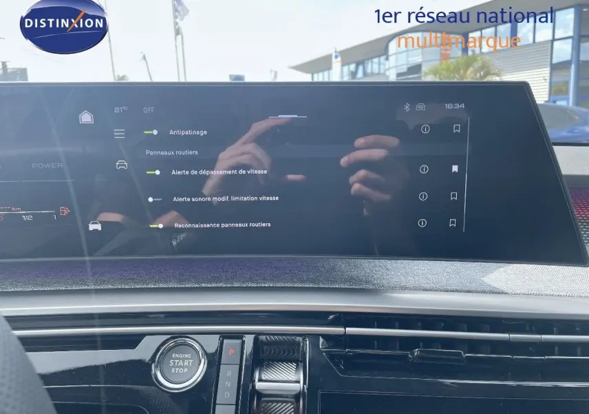 Vue intérieure du tableau de bord du Peugeot 5008 HYBRID 136CH GT 2025 avec écran tactile et bouton start/stop.