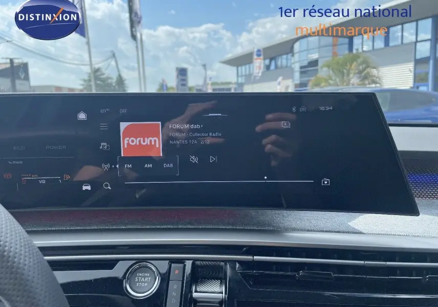 Vue intérieure du tableau de bord du Peugeot 5008 Hybrid 136ch GT avec écran tactile radio et bouton start/stop.