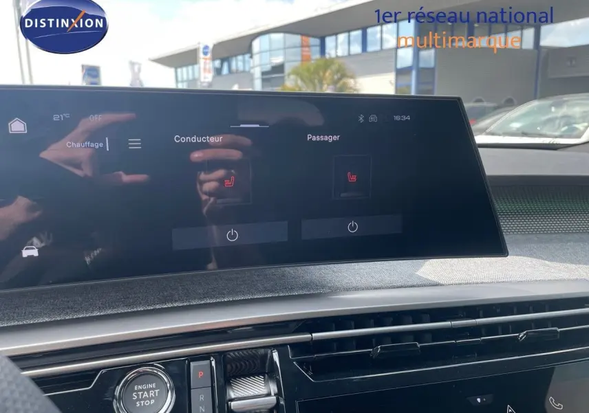 Écran tactile du tableau de bord du Peugeot 5008 HYBRID noir perle, affichant les commandes de chauffage des sièges conducteur et passager.