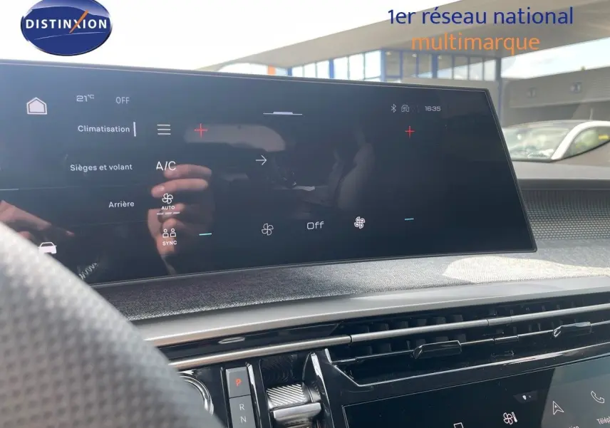 Écran tactile central du tableau de bord du Peugeot 5008 Hybrid noir perle, vue intérieure avant.