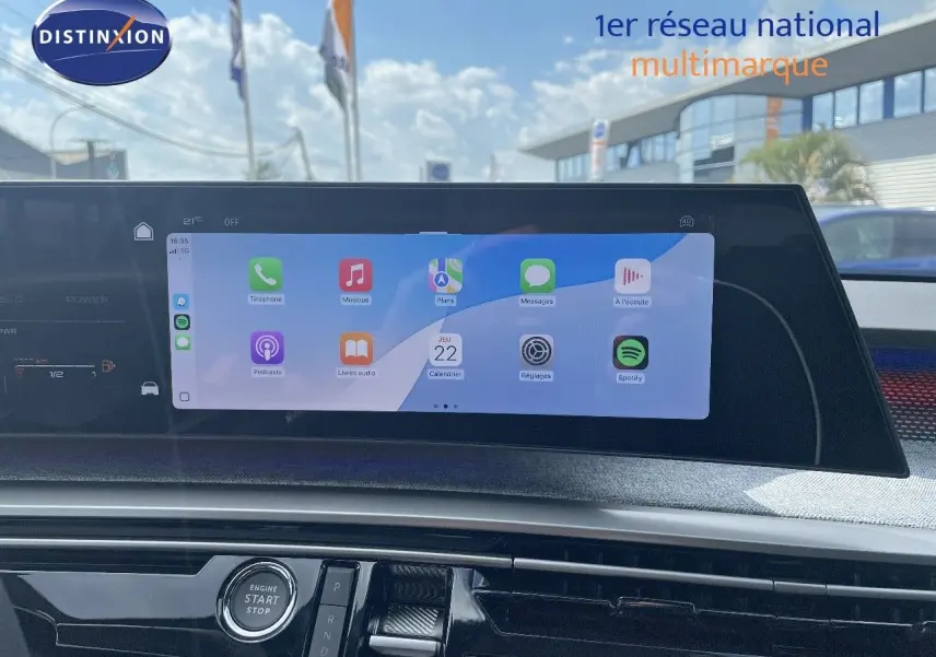 Écran tactile central affichant les applications connectées, tableau de bord moderne d'un Peugeot 5008 noir perle 2025.
