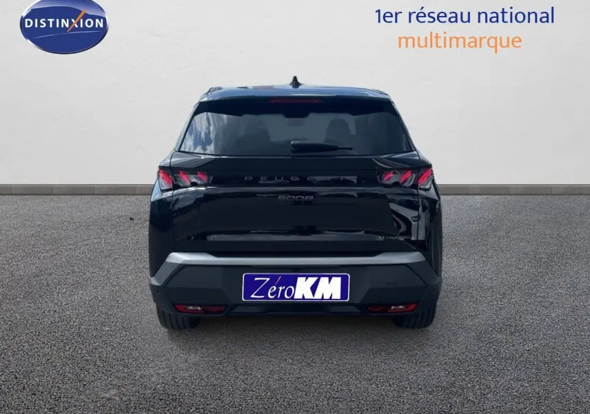 Vue arrière d'un Peugeot 5008 noir perle métal, soulignant ses feux LED caractéristiques et son design moderne.