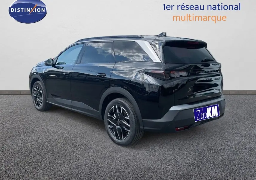Peugeot 5008 HYBRID noir perle métal en 3/4 arrière droit, avec jantes alliage et vitres teintées.
