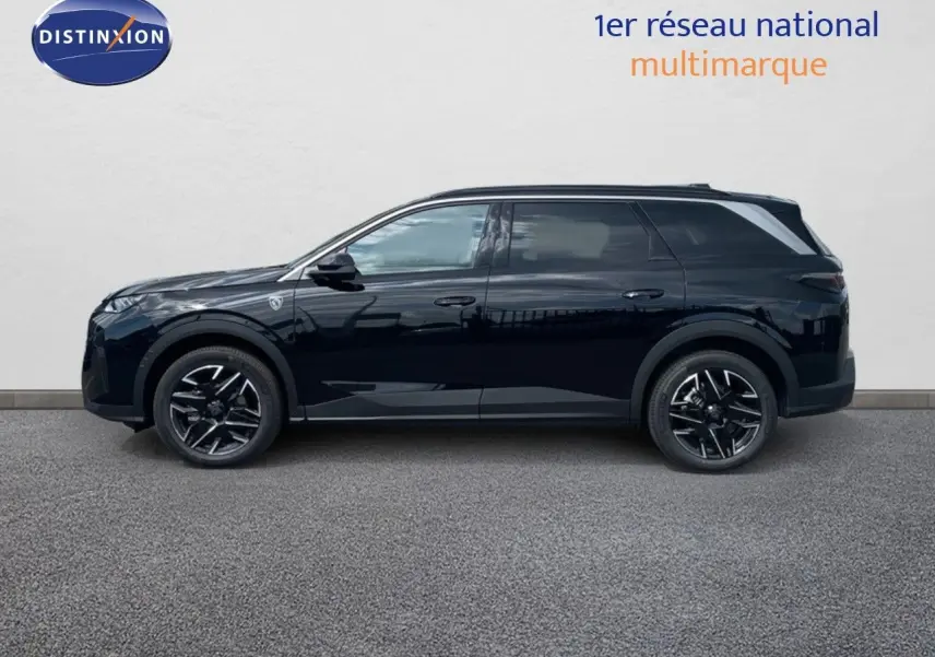 Peugeot 5008 Hybrid 136ch GT noir perle métal vu de profil côté gauche sur fond neutre.