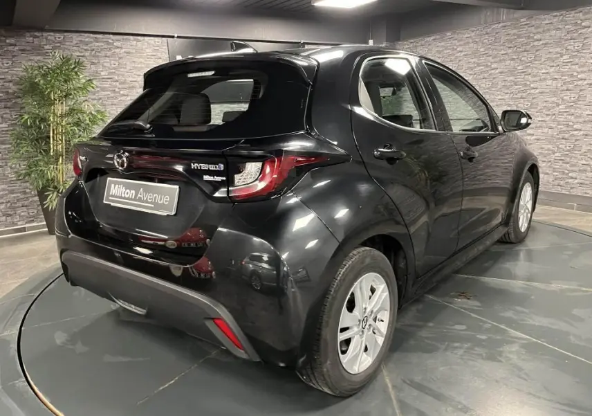 Vue 3/4 arrière droite de la Mazda2 1.5 Hybrid noire avec becquet de toit et jantes alliage 15 pouces silver.