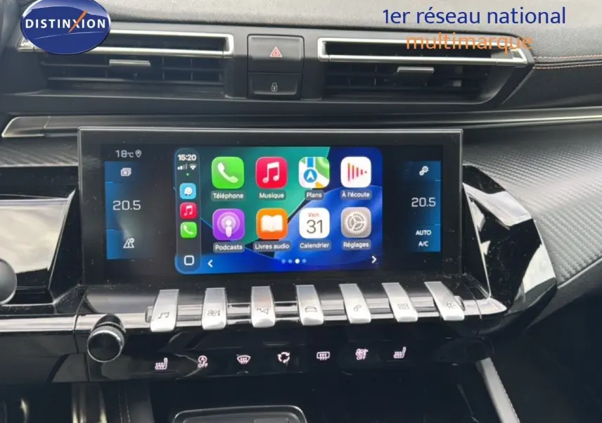 Vue rapprochée de la console centrale de la Peugeot 508 gris platinium, avec écran tactile et commandes argentées.