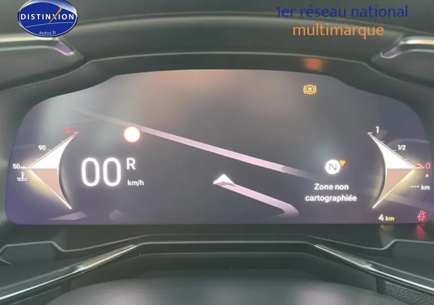 Tableau de bord numérique du DS7 1.5 BlueHDi 130 en noir, affichage vitesse et navigation au centre.