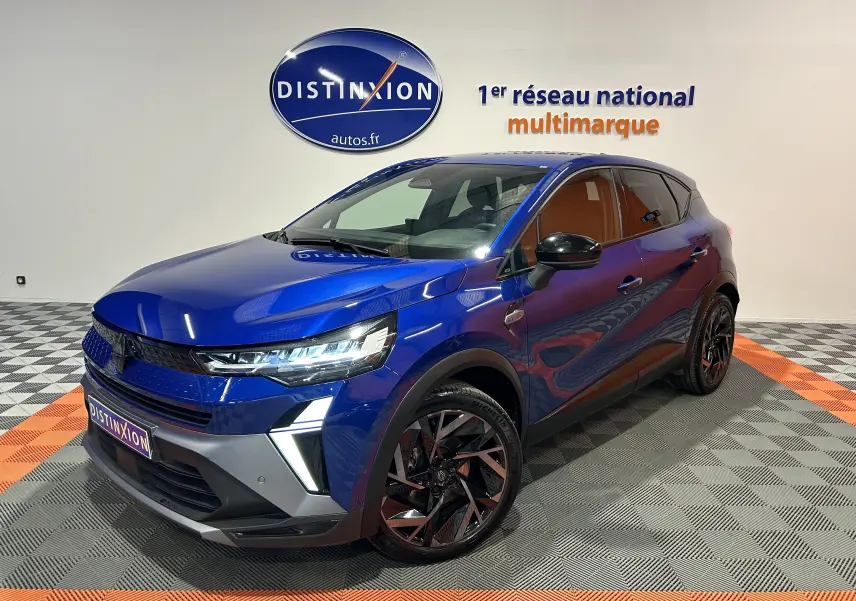 Renault Captur II Ph.2 E-Tech hybride bleu Iron en 3/4 avant droit avec jantes noires et toit noir.