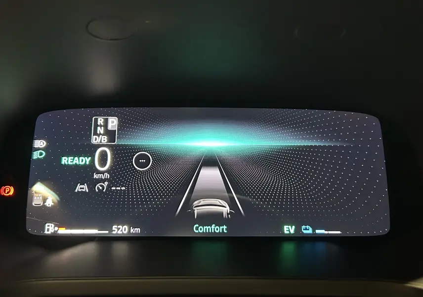 Tableau de bord numérique du Renault Captur II Ph.2 E-TECH affichant la vitesse à 0 km/h et mode Confort en veille.