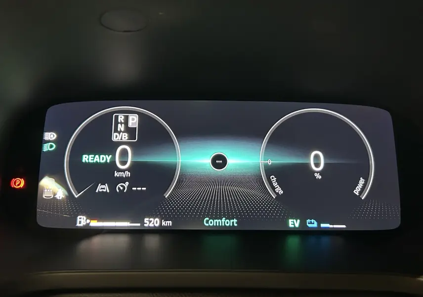 Tableau de bord numérique du Renault Captur II Ph.2 E-Tech, affichage mode Confort et autonomie 520 km.