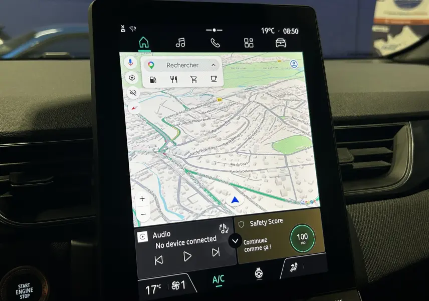 Écran tactile central du tableau de bord du Renault Captur II Ph.2 en bleu Iron, affichant la navigation GPS.