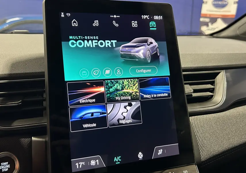 Écran tactile central du tableau de bord du Renault Captur II Ph.2 en mode confort, avec interface moderne et détails de conduite.