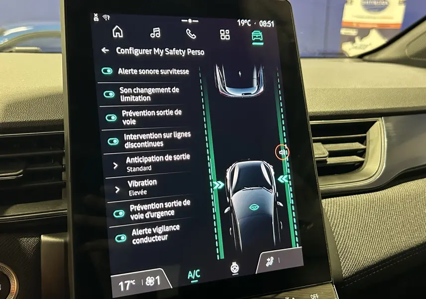 Écran tactile intérieur du Renault Captur II Ph.2 affichant les réglages d’aide à la conduite et sécurité.