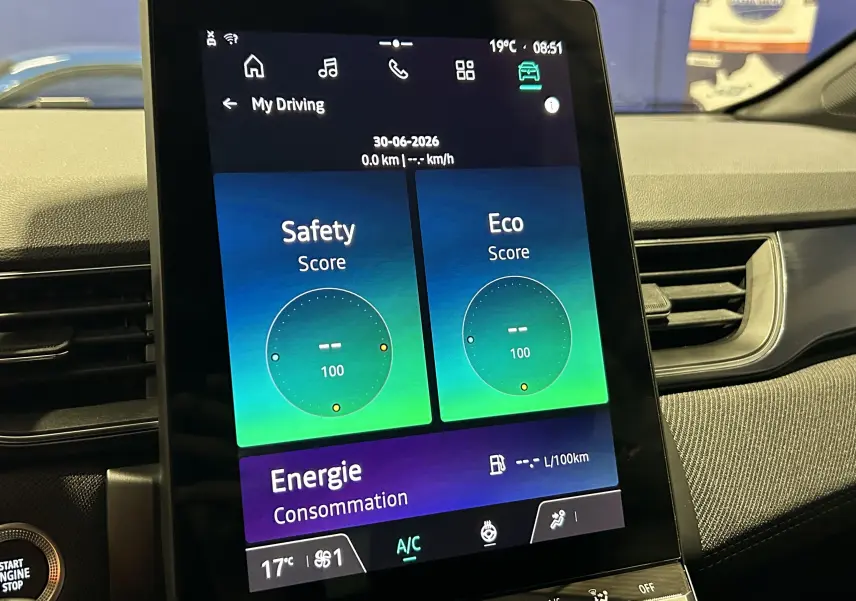 Écran tactile central du tableau de bord du Renault Captur II Ph.2 E-Tech en intérieur, affichant scores Safety et Eco.