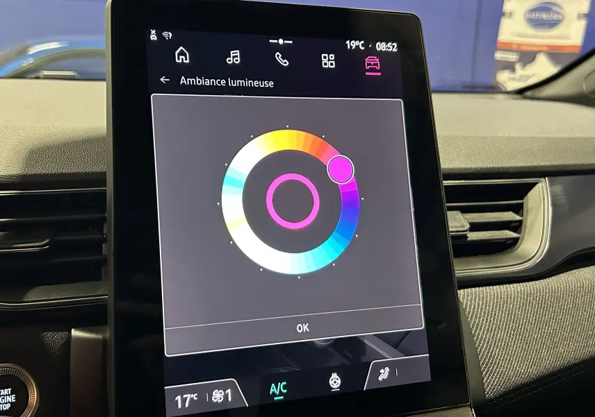 Écran tactile central du Renault Captur II Ph.2 en mode réglage ambiance lumineuse, intérieur avec détails de la console.