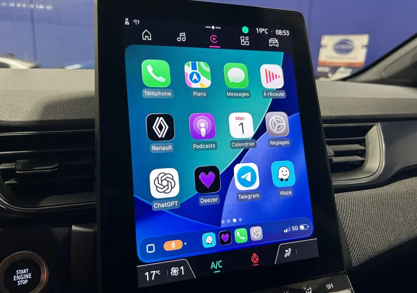 Écran tactile central du Renault Captur II Ph.2 E-Tech en vue rapprochée, affichant des applications connectées.