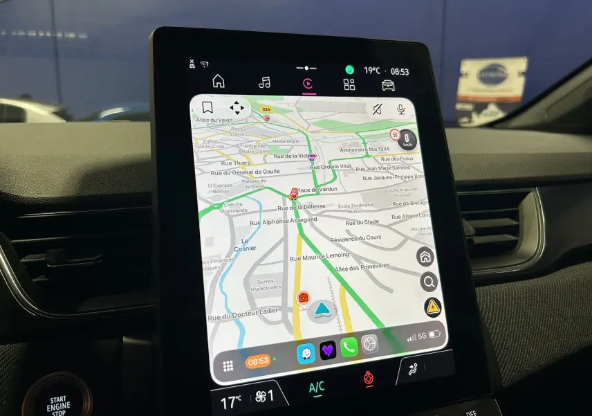 Écran tactile central du Renault Captur II Ph.2, affichant la navigation GPS dans un intérieur sombre.