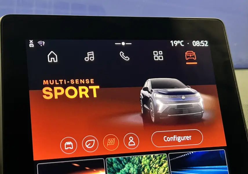 Écran tactile intérieur montrant le mode Multi-Sense Sport avec une illustration du Renault Captur bleu Iron en 3/4 avant.