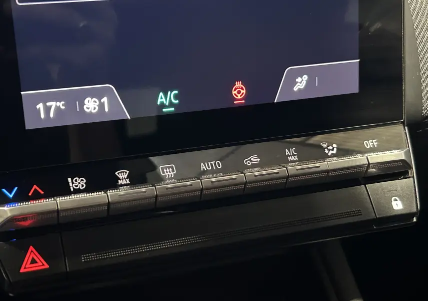 Gros plan sur la console centrale du Renault Captur II Ph.2, affichage digital et commandes climatisation tactile.