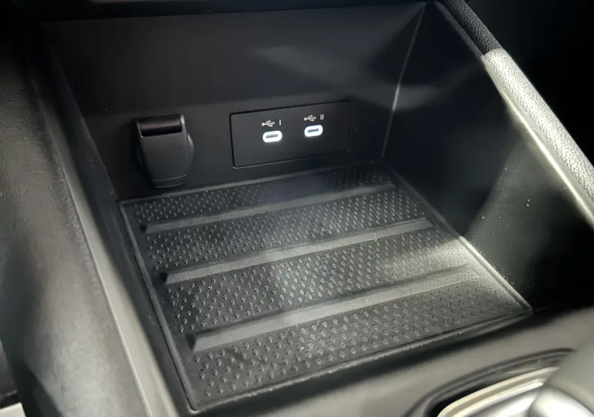 Gros plan intérieur sur la console centrale noire du Renault Captur II Ph.2 avec deux ports USB visibles.