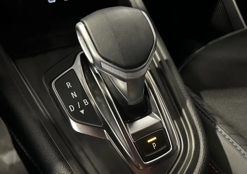 Gros plan sur le levier de vitesses automatique noir et argenté du Renault Captur II Ph.2 E-Tech Full Hybrid 145.