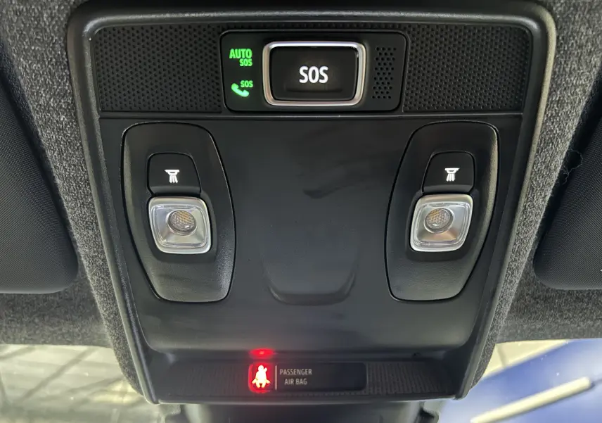 Vue en gros plan du plafonnier intérieur noir du Renault Captur II Ph.2 avec bouton SOS et éclairages de lecture.