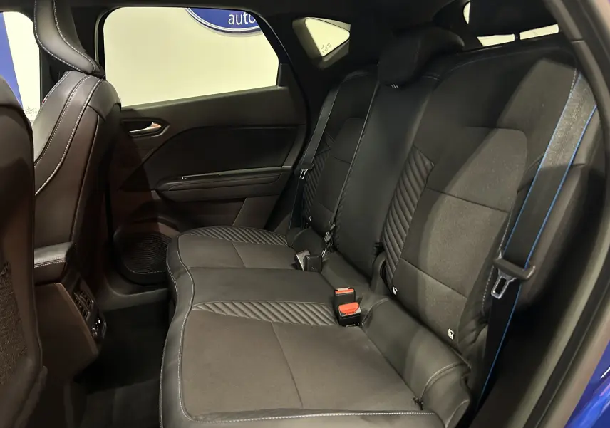Vue intérieure côté droit des sièges arrière noirs avec surpiqûres bleues du Renault Captur II Ph.2 E-Tech Full Hybrid 2025 Bleu Iron.