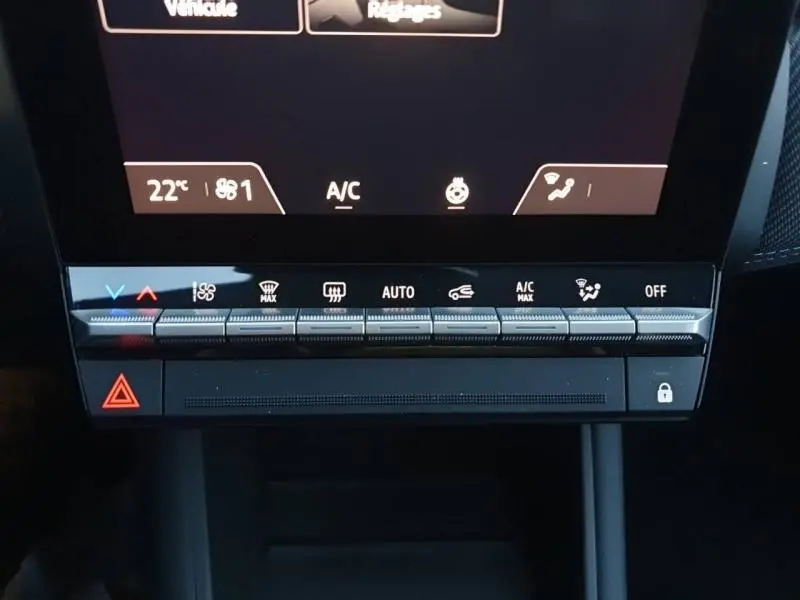 Gros plan sur la console centrale tactile du Renault Captur 2025, boutons de climatisation et écran multifonction.