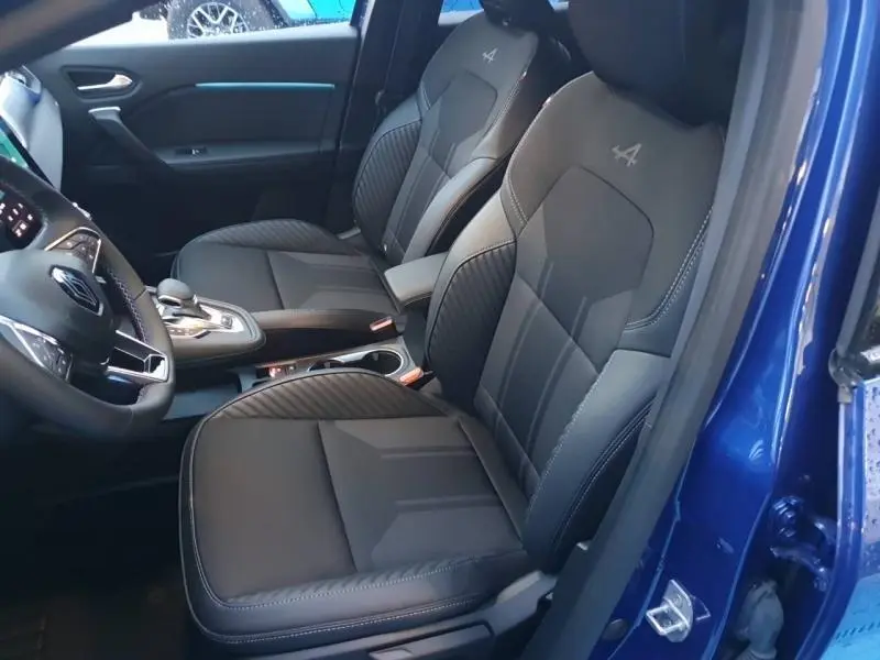 Vue intérieure côté conducteur du Renault Captur 2025 Bleu Iron, sièges sport avec logo Alpine brodé.