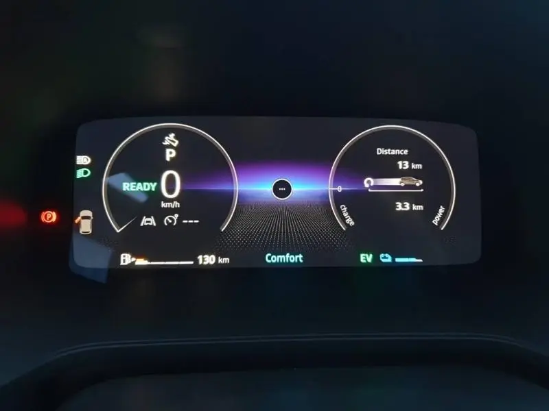 Affichage numérique du tableau de bord du Renault Captur 2025, indiquant vitesse, autonomie et mode confort.