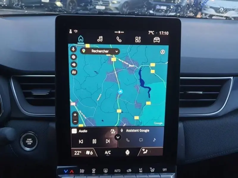 Écran tactile central affichant la navigation GPS dans l’habitacle du Renault Captur Bleu Iron 2025.