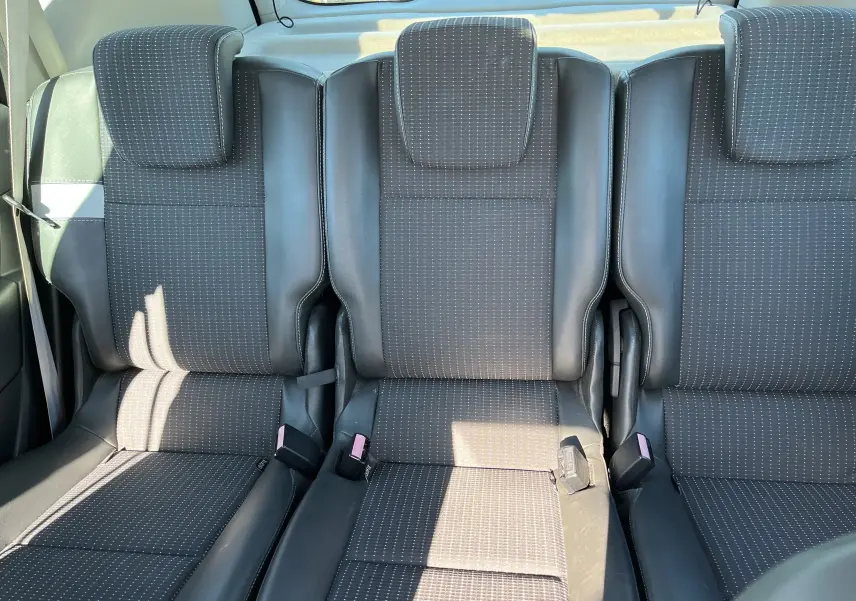 Vue rapprochée des sièges arrière en tissu noir et cuir du Renault Scenic III 1.5 DCI 110 CH BOSE de 2012.