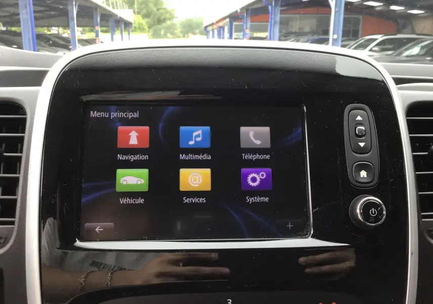 Écran tactile central du Renault Trafic Planche cabine blanc 2019, affichant le menu principal multimédia.