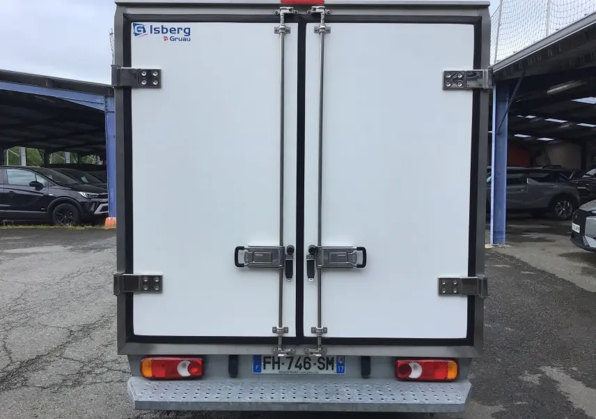 Vue arrière du Renault Trafic Plancher Cabine blanc avec caisse frigorifique Iceberg et portes fermées.