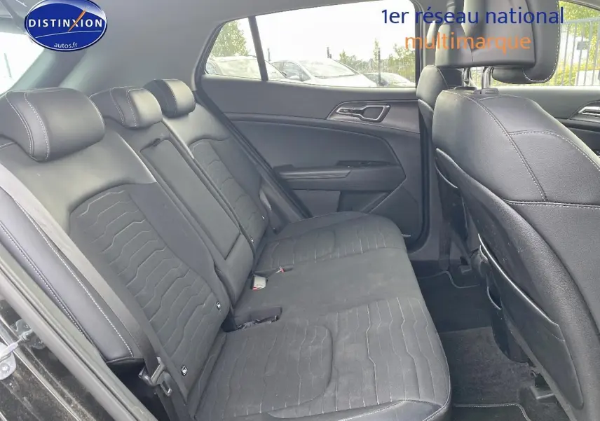 Vue intérieure côté gauche des sièges arrière noirs en tissu et simili du Kia Sportage 2023 avec appuie-têtes réglables.