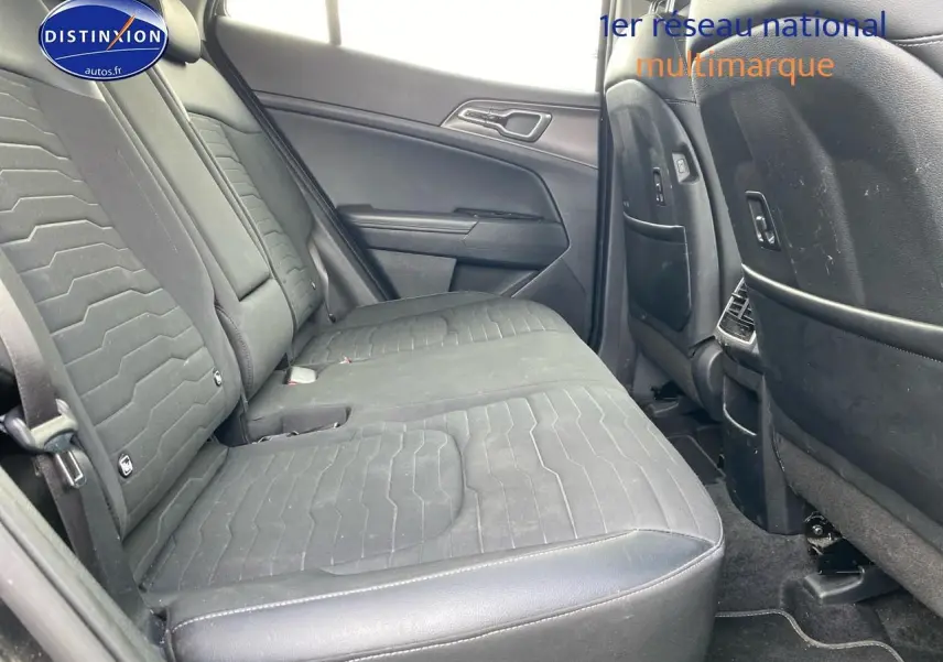Banquette arrière noire en tissu et simili cuir du Kia Sportage 2023, vue côté gauche intérieur arrière.