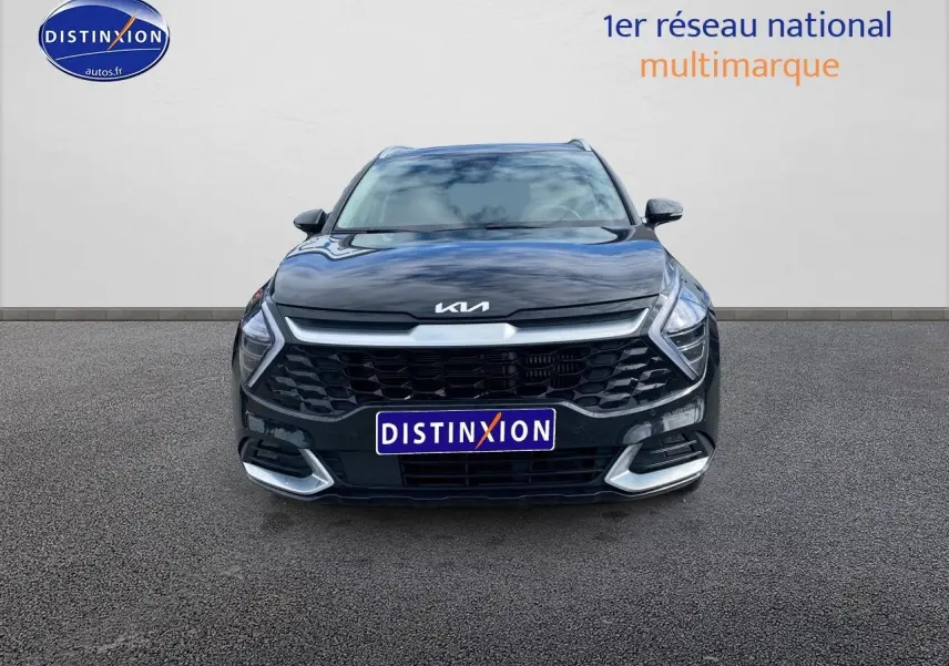 Vue frontale du KIA SPORTAGE noir 2023 avec calandre large et détails chromés sur un fond neutre