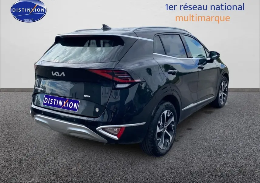 Vue 3/4 arrière droite du Kia Sportage noir 2023 avec feux arrière LED et jantes alliage distinctives.
