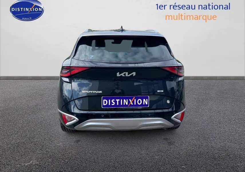 Vue arrière d'un Kia Sportage noir 2023 avec feux arrière LED et logo distinctif sur fond neutre.