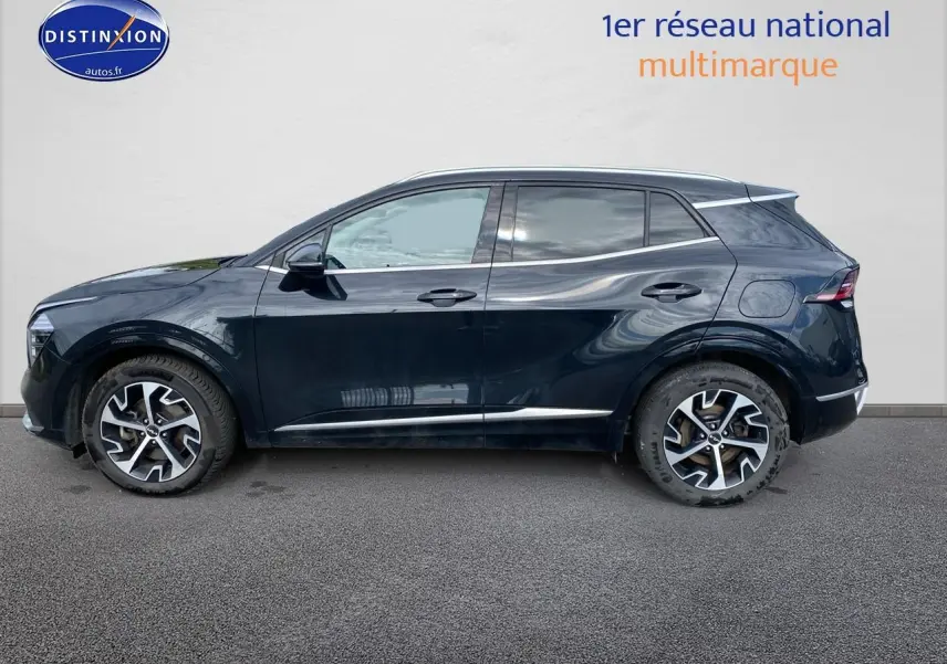 Profil côté gauche du SUV KIA SPORTAGE noir 2023 avec jantes alu et vitres teintées sur fond neutre.