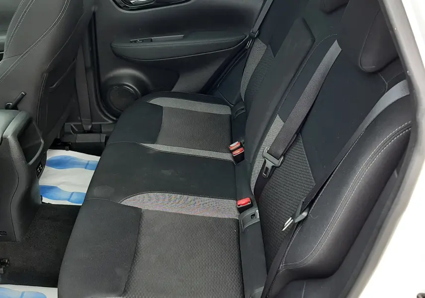 Vue intérieure côté droit des sièges arrière noirs en tissu du Nissan Qashqai blanc 2020.