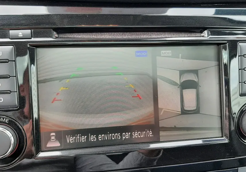 Écran multimédia du Nissan Qashqai 2020 montrant la caméra de recul avec vue 360° et consigne de sécurité.