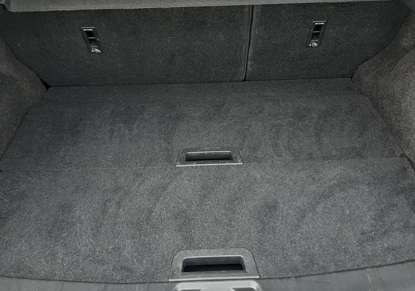 Coffre vide vu de face du Nissan Qashqai blanc 2020, avec revêtement intérieur en tissu noir.