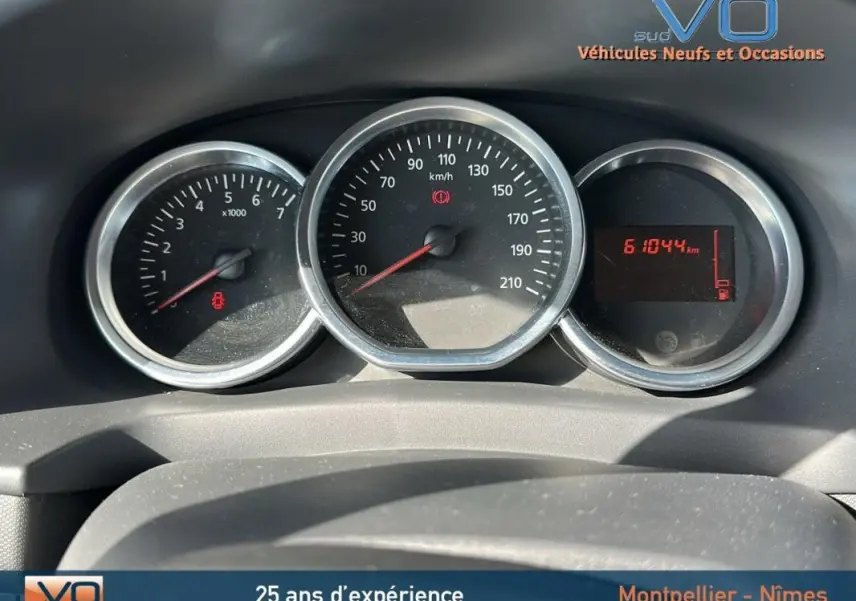 Gros plan sur le tableau de bord du Dacia Logan MCV gris clair, affichant 61044 km au compteur.