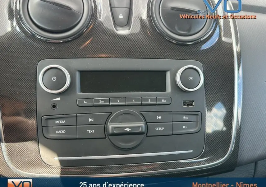 Console centrale du Dacia Logan MCV gris clair 2020 avec commandes radio et port USB visible en gros plan