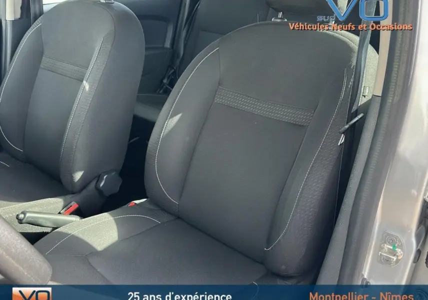 Gros plan sur les sièges avant noirs du Dacia Logan MCV gris clair, avec portière ouverte côté droit.