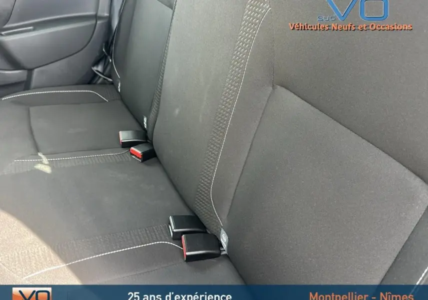 Gros plan sur la banquette arrière noire de la Dacia Logan MCV gris clair, montrant les ceintures et la texture du tissu.
